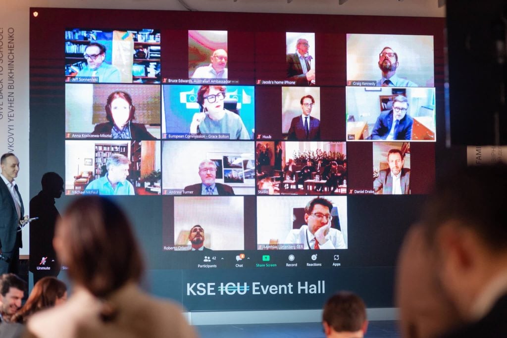International experts discussed the effectiveness of sanctions and steps to increase pressure on the Russian Federation at the conference at the Kyiv School o Economics.